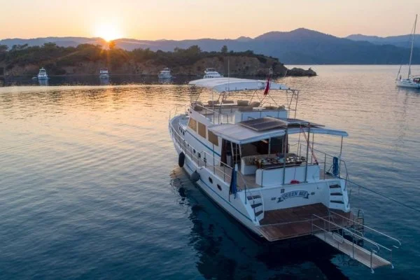 Quenn Bee Motoryacht